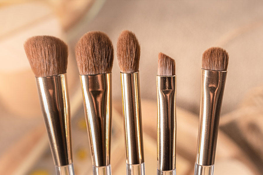 我们经常使用的化妆刷的原材料是什么，它们的特点和优点是什么？